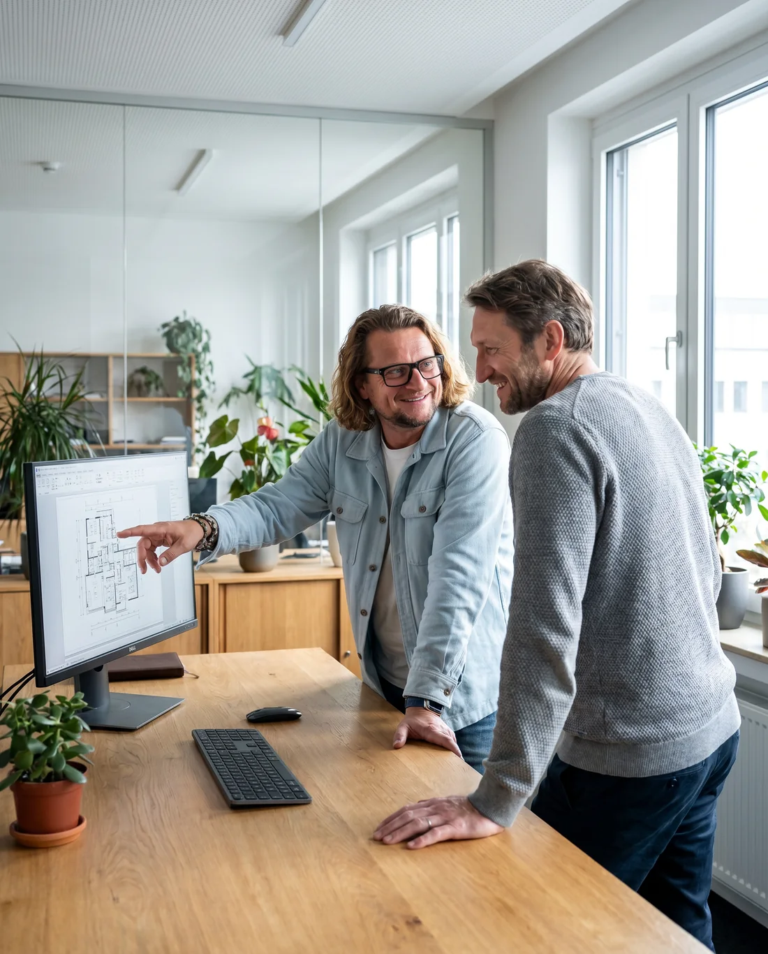 Zwei Mitglieder des Teams besprechen einen Entwurf am Bildschirm (Platzhalterbild)