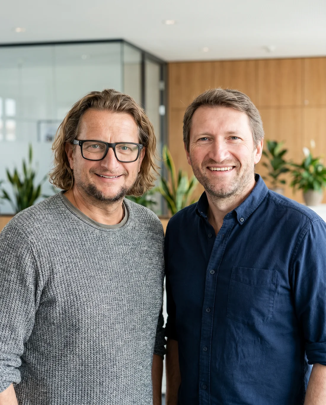 Die beiden Gründer von Flowagenten in einem hellen Büro
