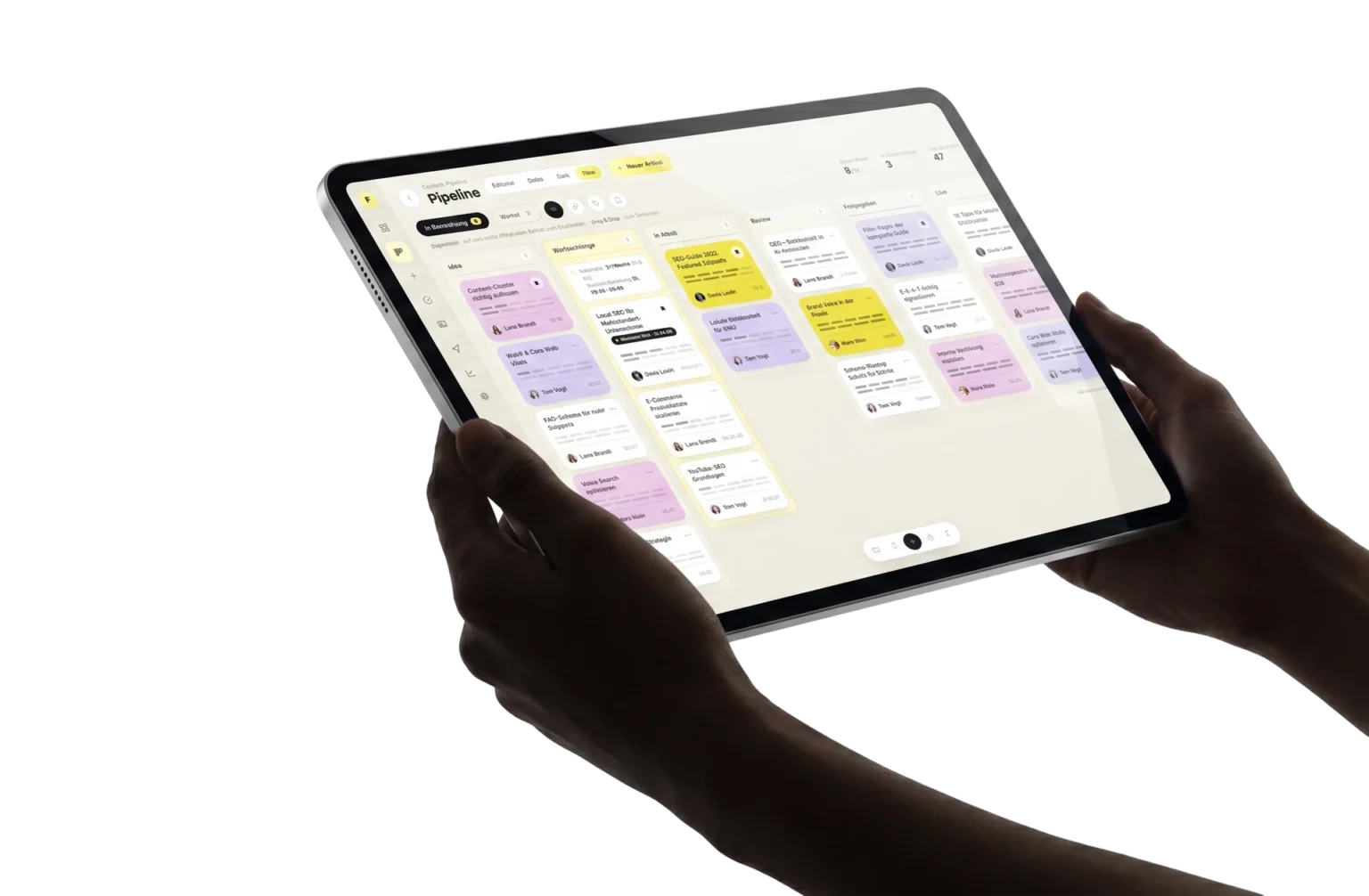 Hände halten ein Tablet mit dem Betriebs-Dashboard