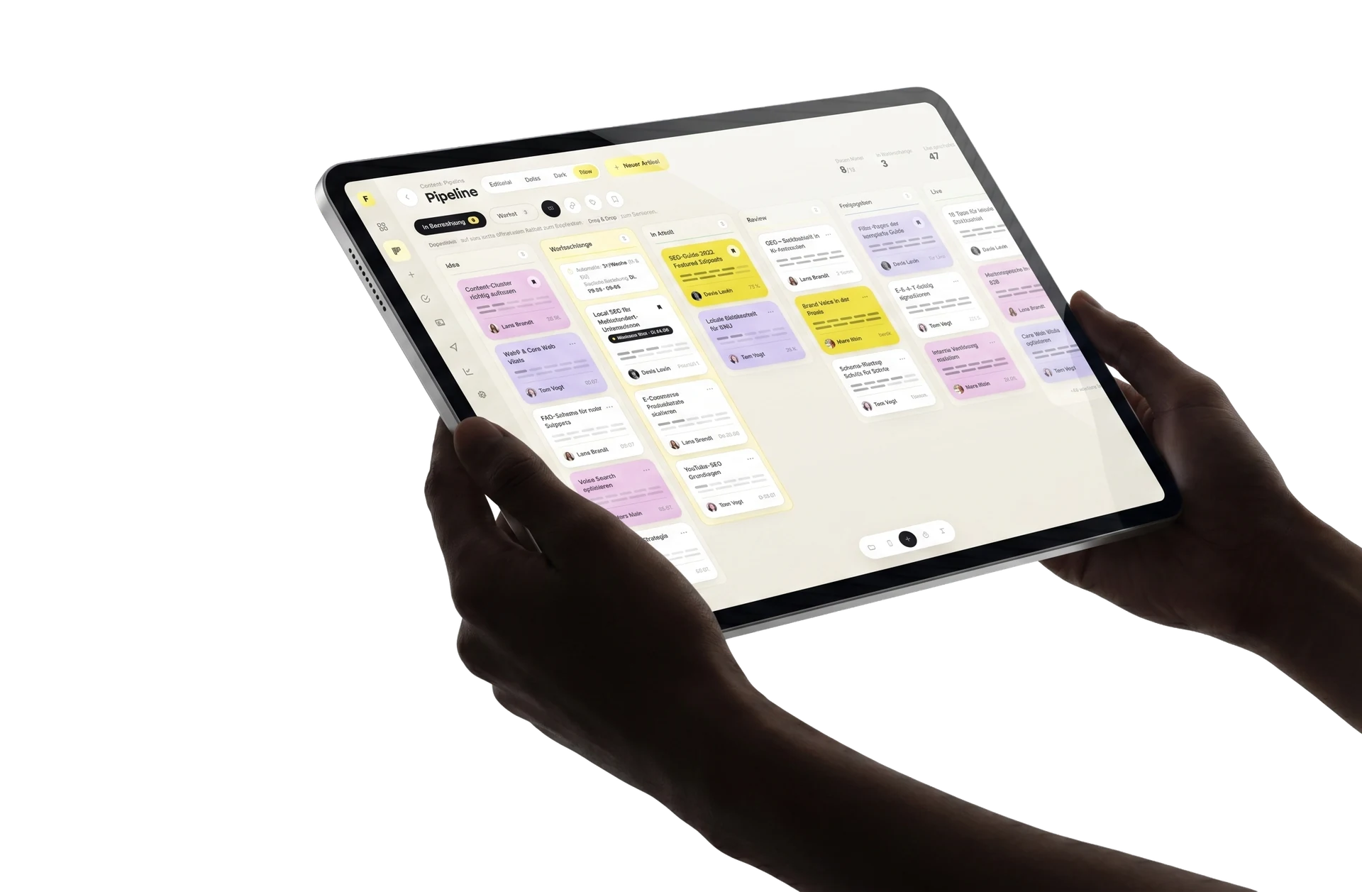 Hände halten ein Tablet mit dem Flowagenten-Dashboard