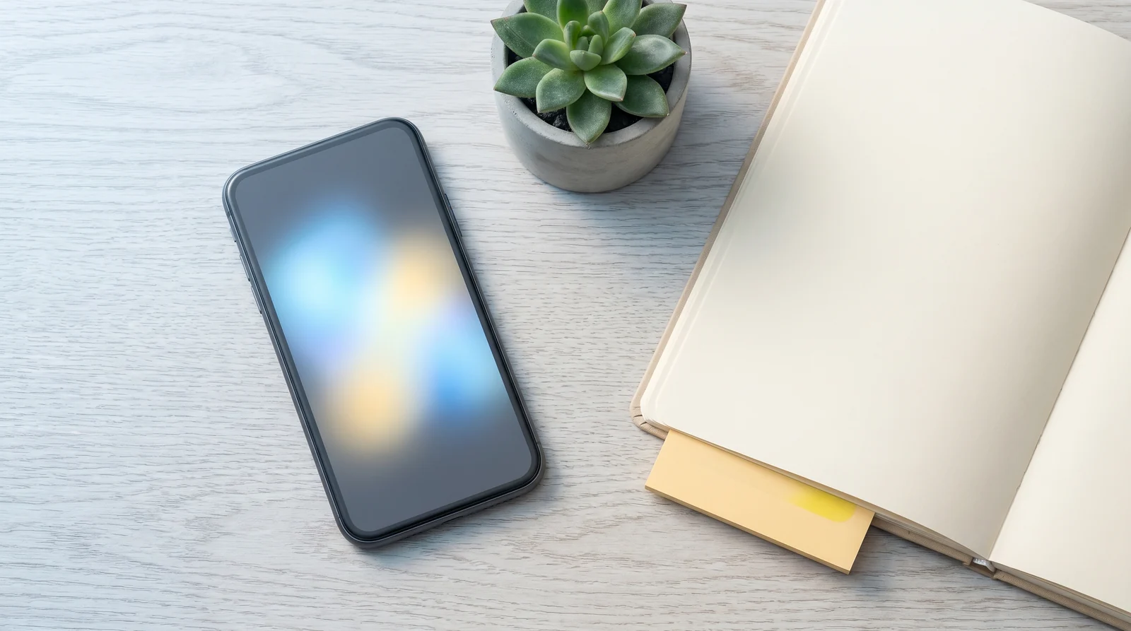 Smartphone mit abstrakter Benachrichtigung zur digitalen Rezeptanfrage auf einem Schreibtisch