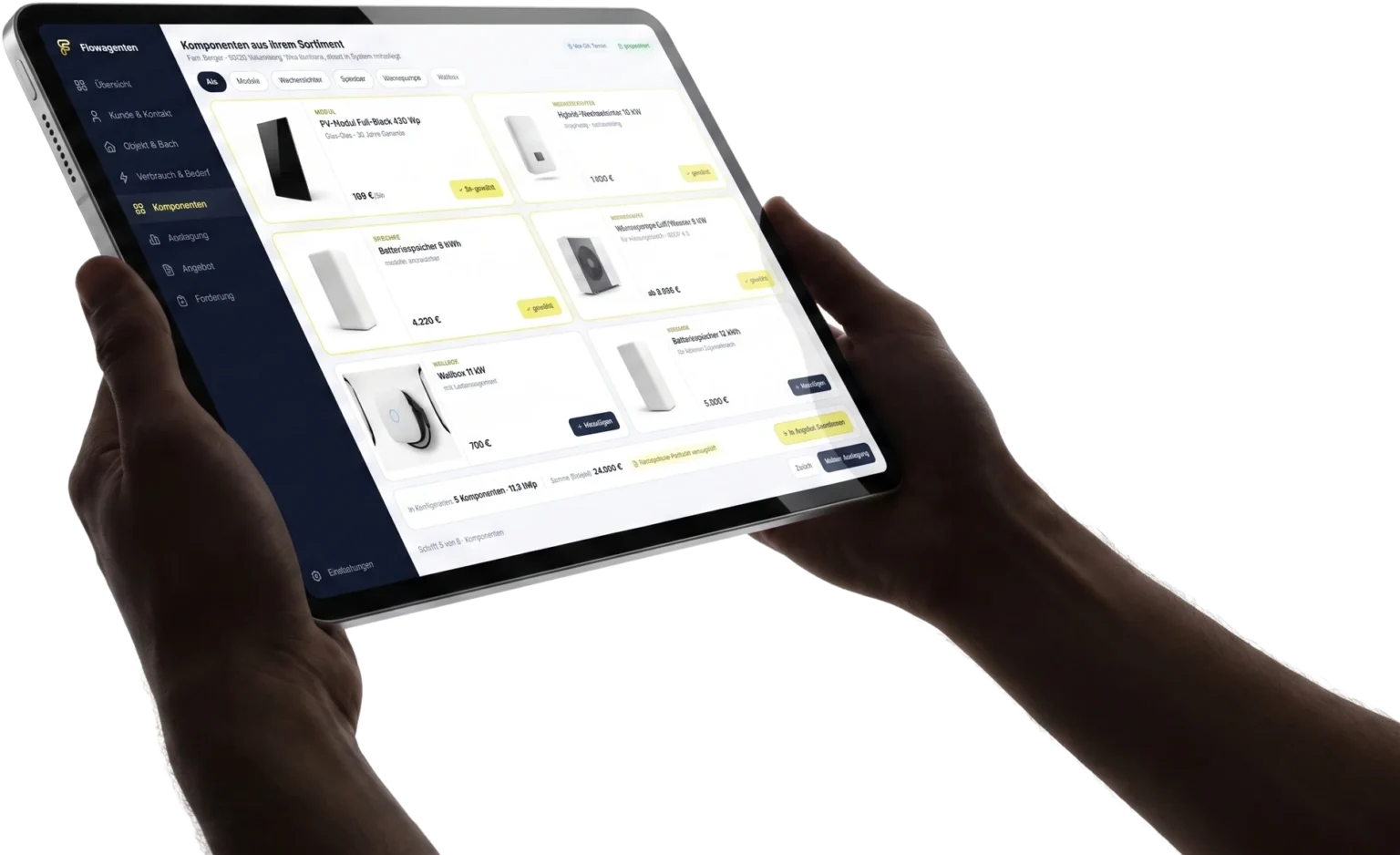 Hände halten ein Tablet mit dem Solar-Dashboard