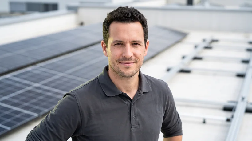 Solar-Techniker auf dem Flachdach mit montierter Unterkonstruktion für Photovoltaik-Module